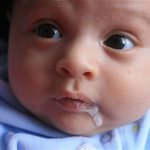 Почему ребенок часто срыгивает грудное молоко